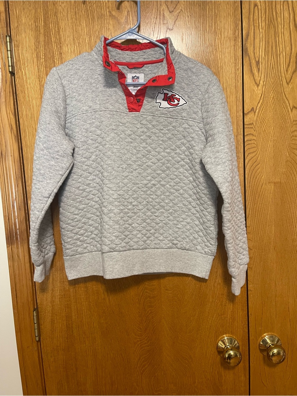 NFL Men’s Gray Quilted Crewneck Pullover with Red Snap Collar